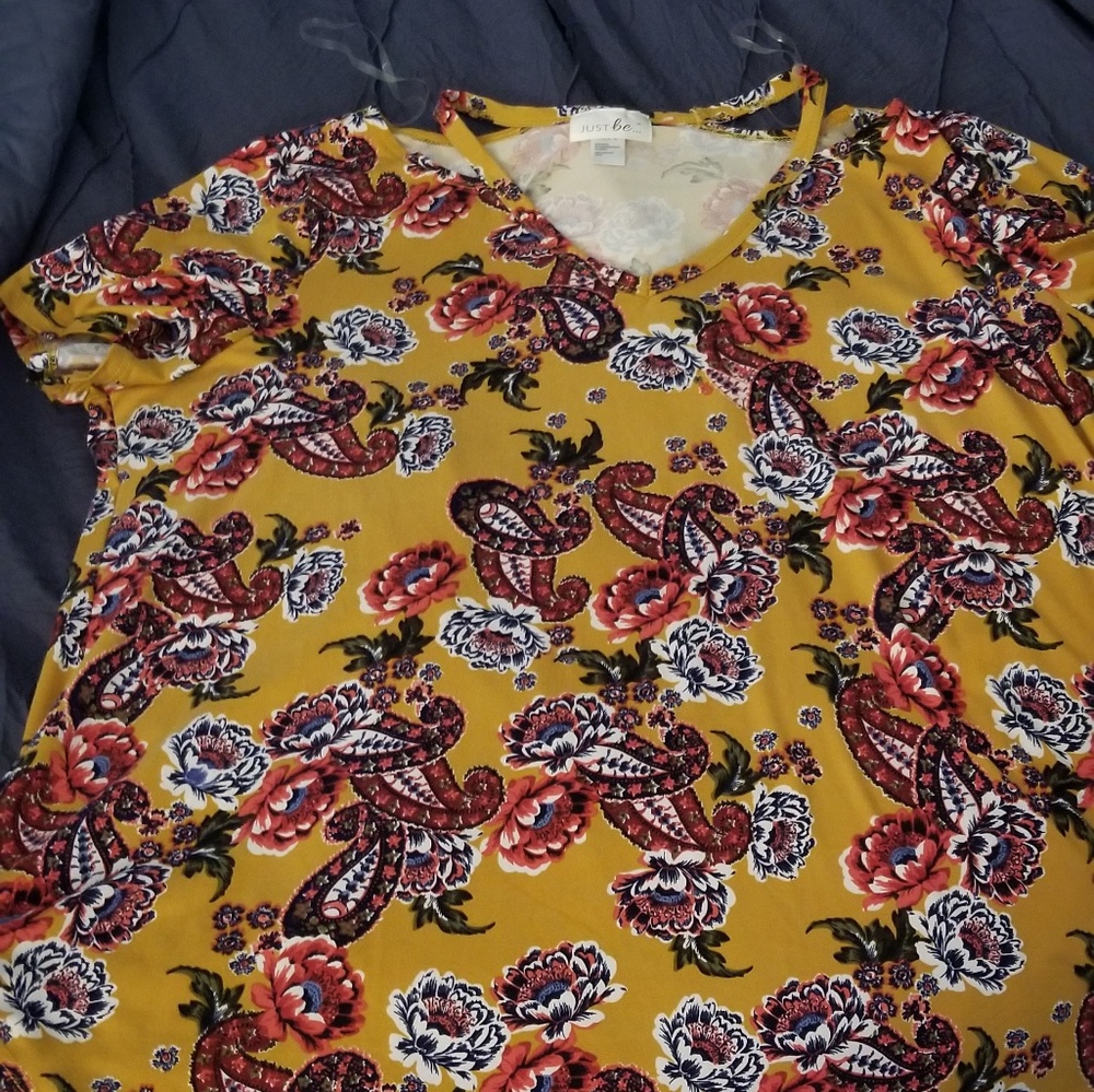 Beautiful vibrant shirt. Peep Shoulder, size 3X